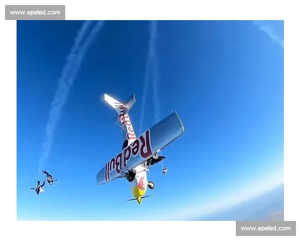 极限飞行挑战赛：在空中竞速中展现你的飞行技巧与智慧